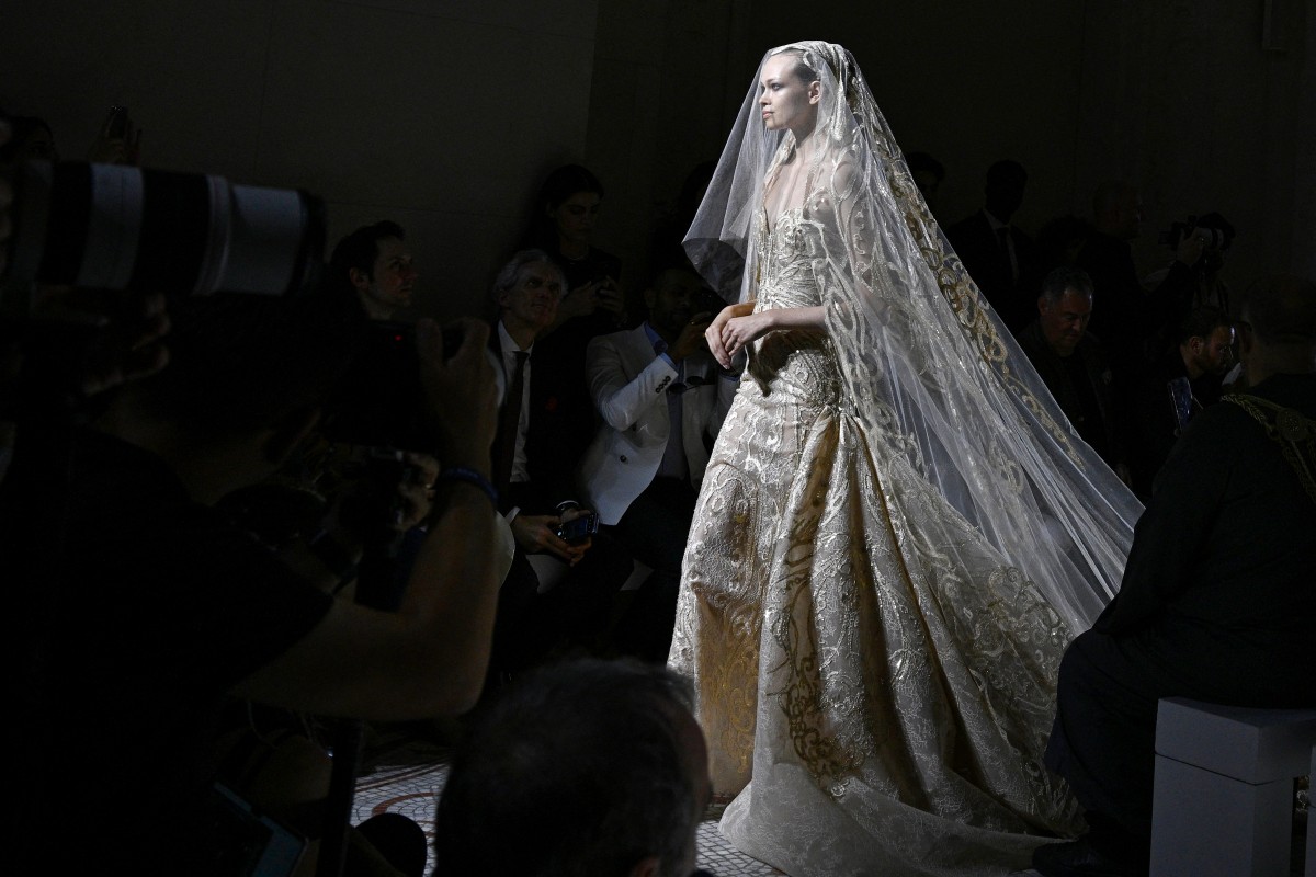 بالصور- فساتين مرصعة بالألماس من توقيع إيلي صعب في أسبوع باريس للأزياء الراقية